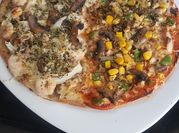 Una foto de masa para pizza carbonara