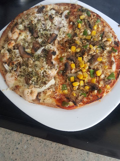 Una foto de Pizza mitad con gambas y atún y salsa carbonara y