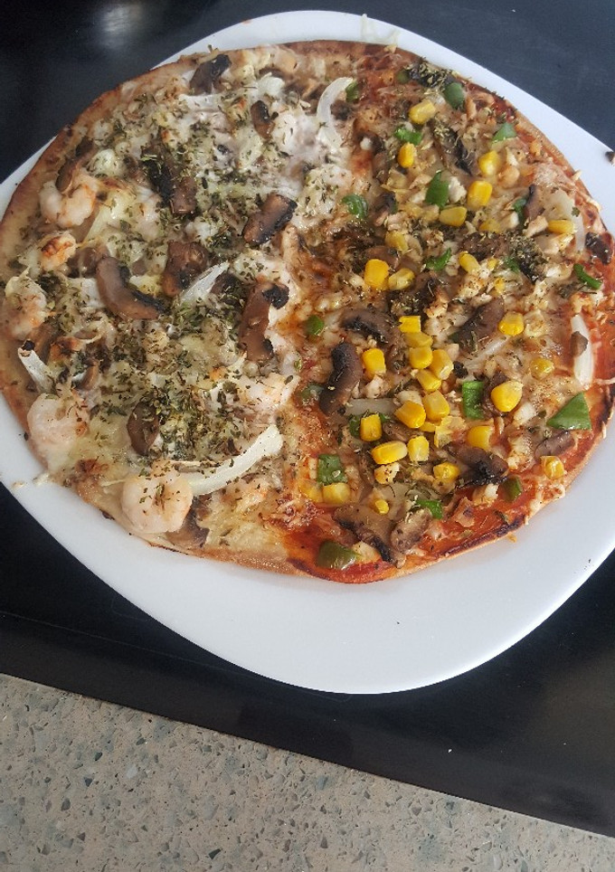 Una foto de Pizza mitad con gambas y atún y salsa carbonara y