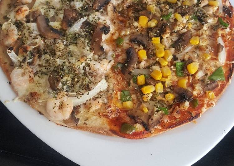 Pizza mitad con gambas y atún y salsa carbonara y