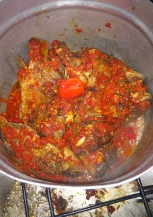 A picture of Fish with souce.