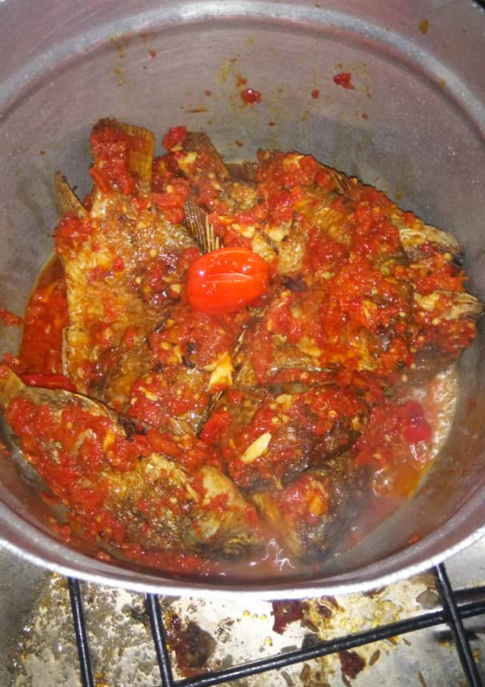 A picture of Fish with souce.