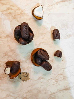 صورة لوصفة شكولاطة باونتي من فاكهة جوز الهند 🥥 مع طريقة عمل جوز الهند فالمنزل
