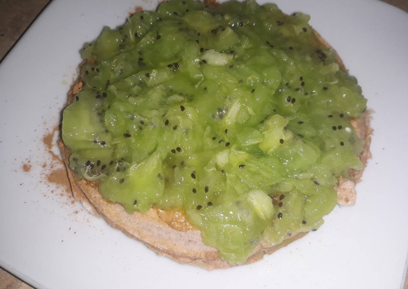 Desayuno saludable, pan casero con kiwi