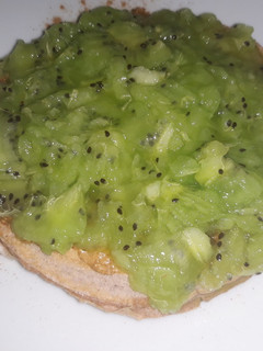 Una foto de Desayuno saludable, pan casero con kiwi