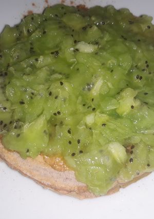 Foto principal de Desayuno saludable, pan casero con kiwi