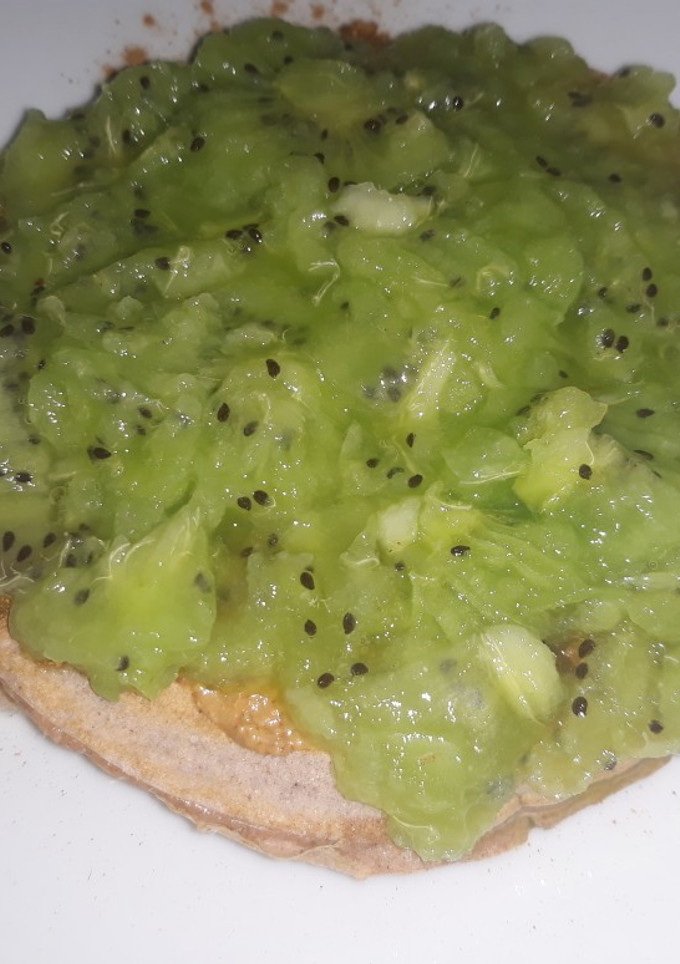 Una foto de Desayuno saludable, pan casero con kiwi