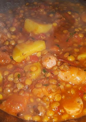 Una foto de Guiso de Lentejas con Carne y Salchicha Parrillera