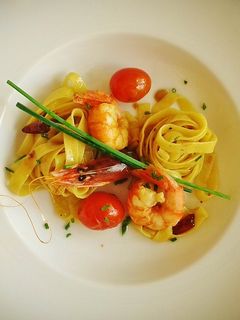 Una foto de Tagliatelle con gambas y refrito de ajos tiernos con guindillas