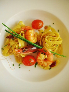 Una foto de Tagliatelle con gambas y refrito de ajos tiernos con guindillas