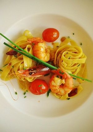 Foto principal de Tagliatelle con gambas y refrito de ajos tiernos con guindillas