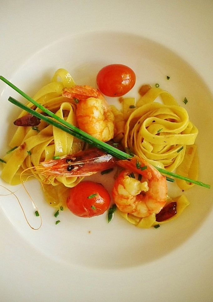 Una foto de Tagliatelle con gambas y refrito de ajos tiernos con guindillas