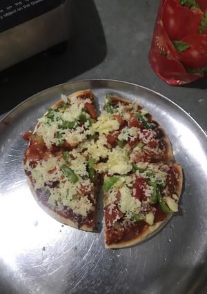 વેજ ચીઝ પીઝા(Veg Cheese Pizza recipe in gujarati) રેસીપી મુખ્ય ફોટો