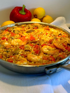 Una foto de Arroz con alcachofas y gambas en sartén