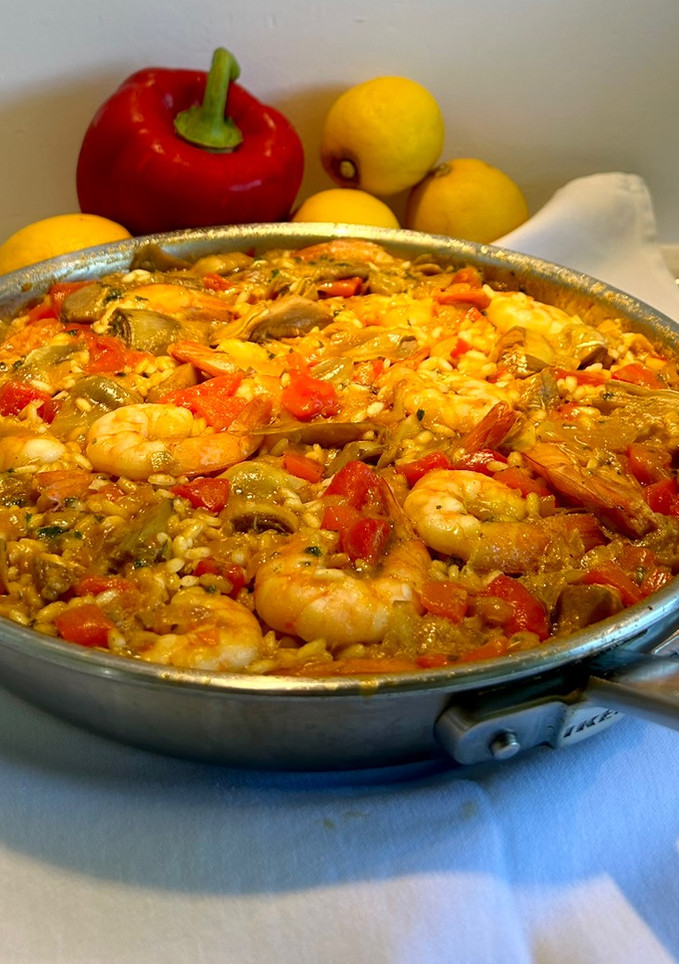 Una foto de Arroz con alcachofas y gambas en sartén