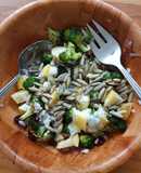 Ensalada de brócoli asado con frutas y aderezo de yogurt