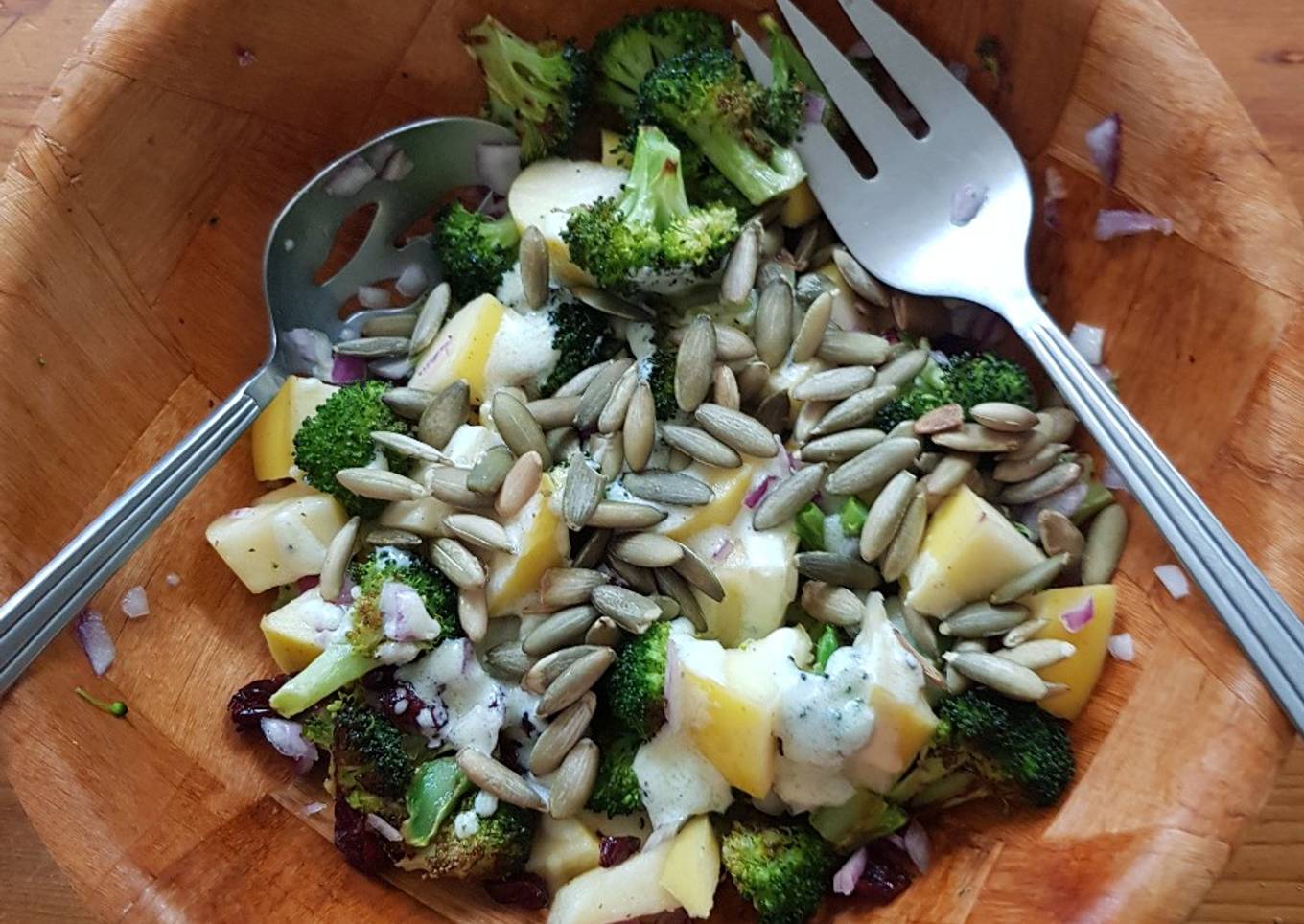 Ensalada de brócoli asado con frutas y aderezo de yogurt