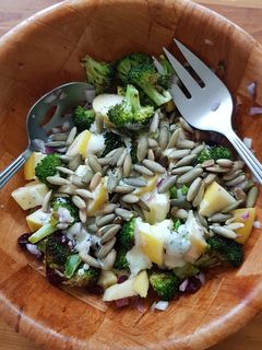 Una foto de Ensalada de brócoli asado con frutas y aderezo de yogurt