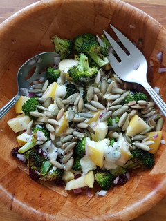 Una foto de Ensalada de brócoli asado con frutas y aderezo de yogurt