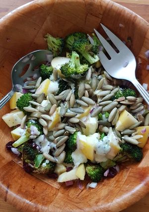 Una foto de Ensalada de brócoli asado con frutas y aderezo de yogurt