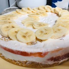A picture of Banana jelly cheesey creamy cake.