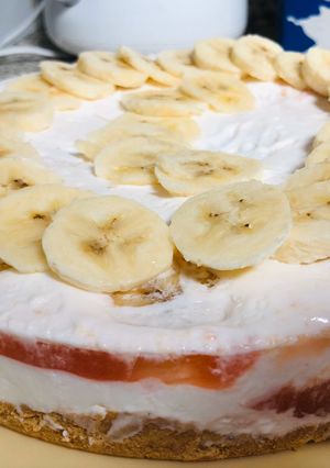 A picture of Banana jelly cheesey creamy cake.