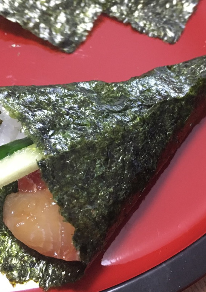 Una foto de Temaki-sushi estilo en la fiesta con mis amigas（手巻き寿司）