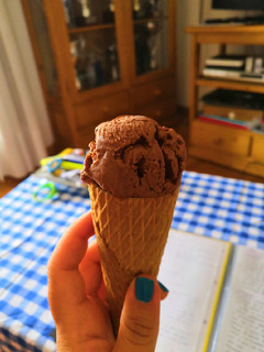 Una foto de Helado de chocolate con heladera