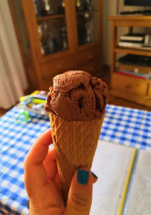 Una foto de Helado de chocolate con heladera