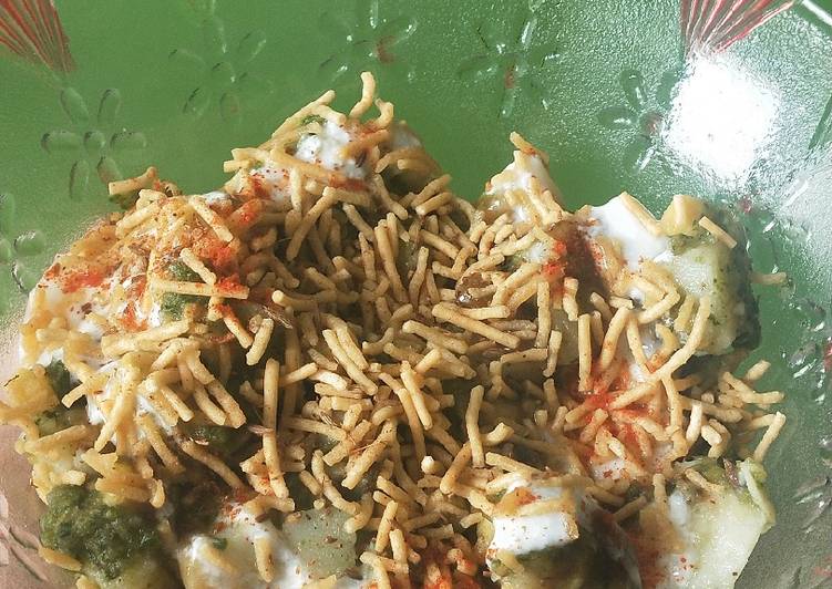 Simple Way to Make Quick Spicy Dhania Aloo Chaat😋