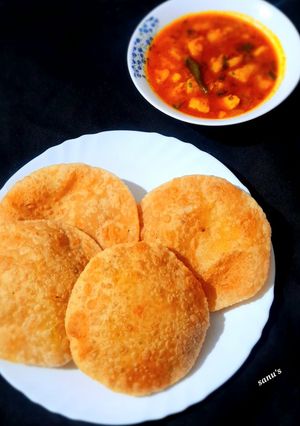 A picture of Urad Dal Bedmi Puri.