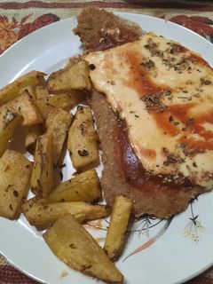 Una foto de Milanesas a la pizza con papas saborizadas