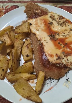 Una foto de Milanesas a la pizza con papas saborizadas