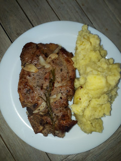 Una foto de Chuletas al romero con puré