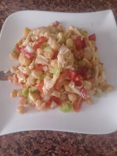Una foto de Ensalada de Garbanzos y pollo