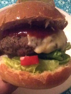 Una foto de Hamburguesas caseras con pan rústico