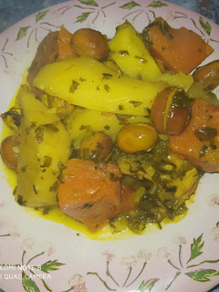 A picture of طبق الدجاج والبطاطس والقرع الاحمر والزيتون.