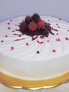 Una foto de Pastel de tres leches con queso crema y frutos rojos. 🍓 🍰
