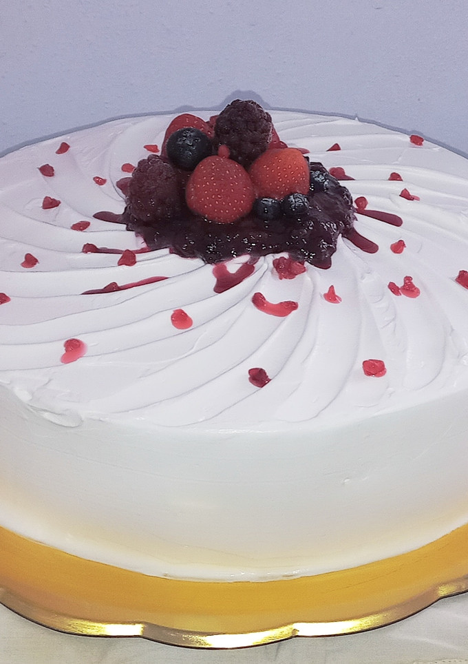 Una foto de Pastel de tres leches con queso crema y frutos rojos. 🍓 🍰