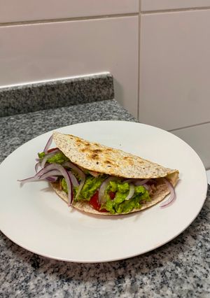 Una foto de Taco con relleno de atún 🌮