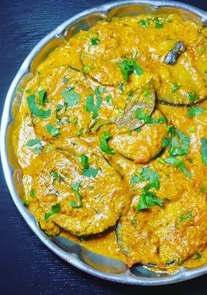 રીંગણ નુ શાક કાજુ ગ્રેવી સાથે (Ringan Shak Kaju Gravy Recipe In Gujarati) રેસીપી મુખ્ય ફોટો