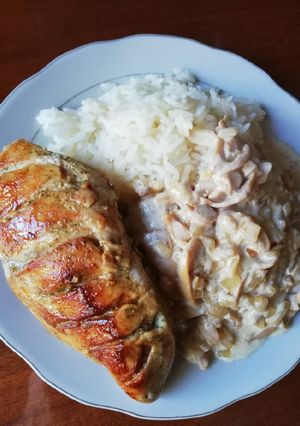 صورة لوصفة صدر دجاج مشوي مع كريمة الفطر والرز