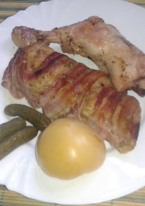 Sült csirkecomb, baconszalonnával csavart töltelékkel recept fotója