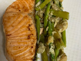 Salmón con salteado de espárragos