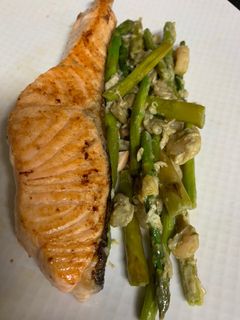 Una foto de Salmón con salteado de espárragos