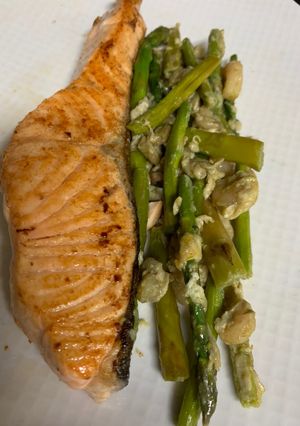 Una foto de Salmón con salteado de espárragos
