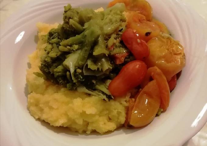 Modo semplice a Fai Veloce Polenta con cimette di rape e pomodori da penda