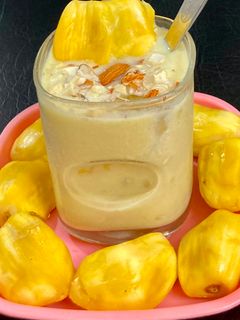 जॅकफ्रुट्स (फणस)मिल्क शेक (Jackfruit Milkshake Recipe In Marathi) रेसिपी चे मुख्य फोटो 