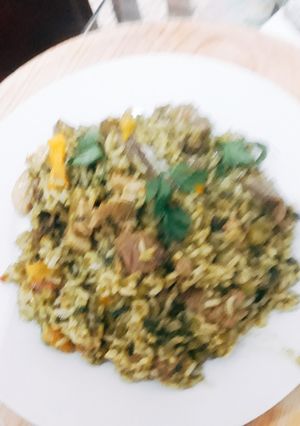 Una foto de Arroz verde con carne de cerdoo