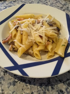 Una foto de Pasta con setas y bacon